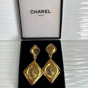 CHANEL gold-plated vintage earrings